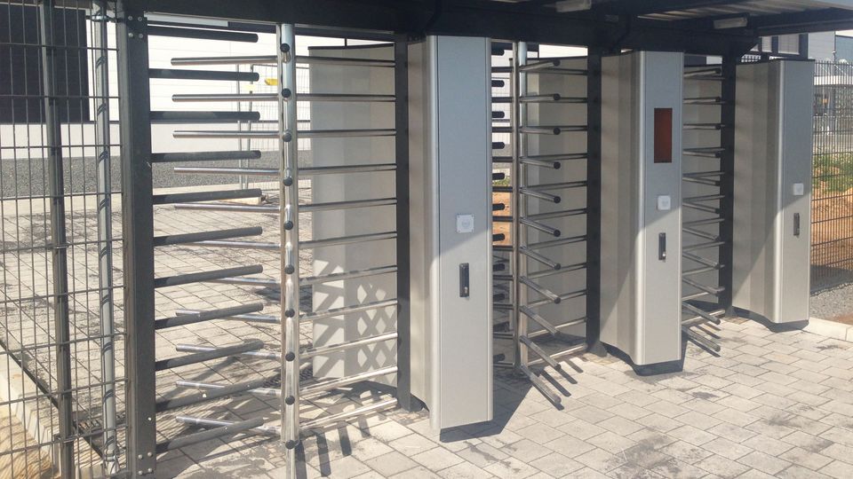 Drehkreuzanlagen mit Überdachung an einem Werkszugang