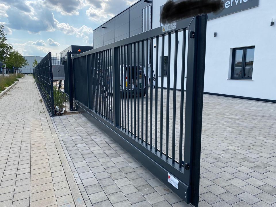 Schiebetor an einer Firmenzufahrt, Blick entlang des Torflügels – Projektfoto